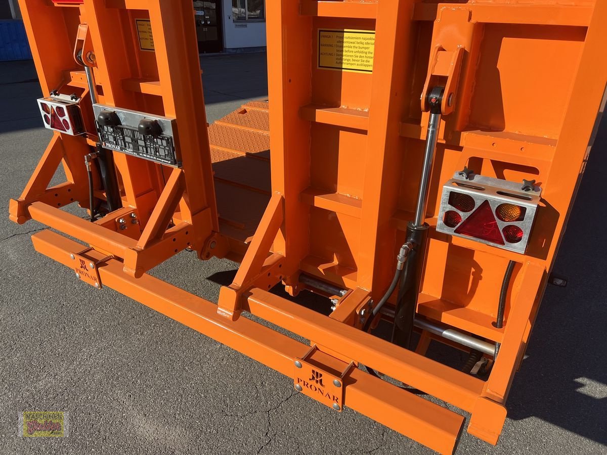 Tieflader des Typs PRONAR RC 2100/2 mit hydr. Rampen breite Ausführung, Neumaschine in Kötschach (Bild 11)