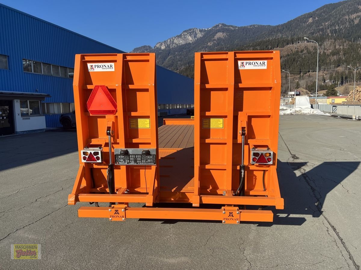 Tieflader des Typs PRONAR RC 2100/2 mit hydr. Rampen breite Ausführung, Neumaschine in Kötschach (Bild 9)