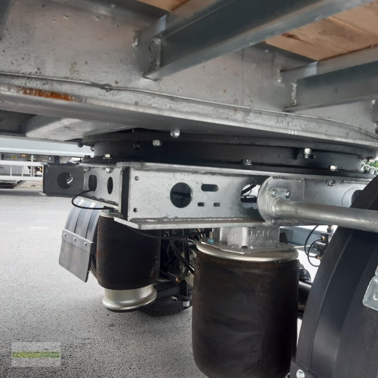 Tieflader des Typs Schwarzmüller LKW Anhänger, Neumaschine in Donnersdorf (Bild 8)