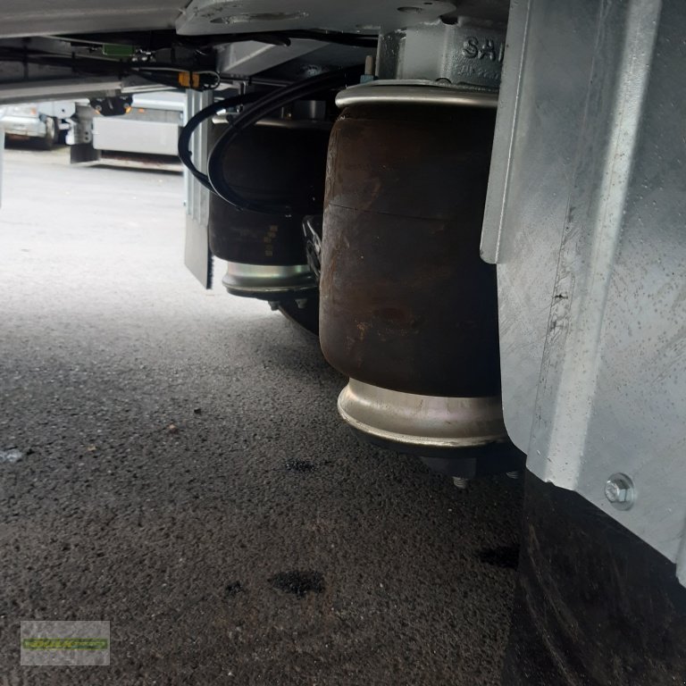 Tieflader des Typs Schwarzmüller LKW Anhänger, Neumaschine in Donnersdorf (Bild 9)