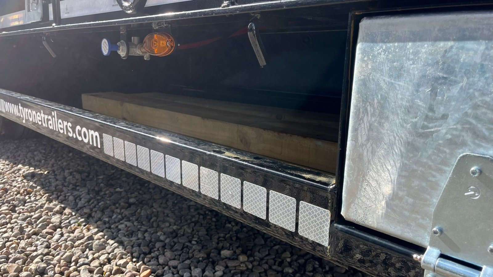 Tieflader tipa Sonstige 27TLL LANG MODEL med forbredningsudstyr samt kombi bremser, både luft og hydrauliske bremser. Affjedret træk og affjedret aksler. Med hydrauliske ramper og værktøjskasse, Gebrauchtmaschine u Lintrup (Slika 15)