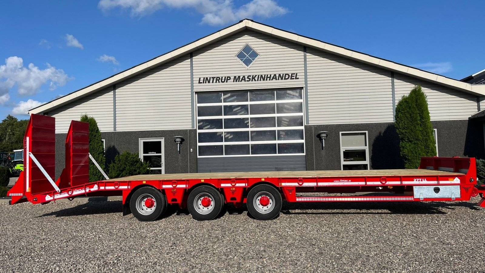Tieflader of the type Sonstige 27TLL LANG MODEL med kombi bremser, både luft og hydrauliske bremser. Affjedret træk og affjedret aksler. Med hydrauliske ramper og værktøjskasse, Gebrauchtmaschine in Lintrup (Picture 1)
