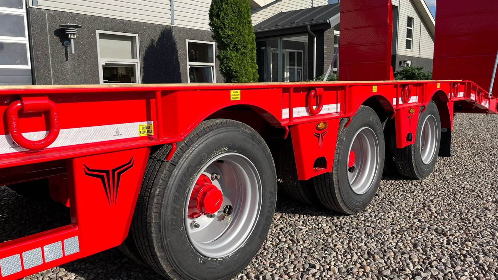 Tieflader of the type Sonstige 27TLL LANG MODEL med kombi bremser, både luft og hydrauliske bremser. Affjedret træk og affjedret aksler. Med hydrauliske ramper og værktøjskasse, Gebrauchtmaschine in Lintrup (Picture 4)