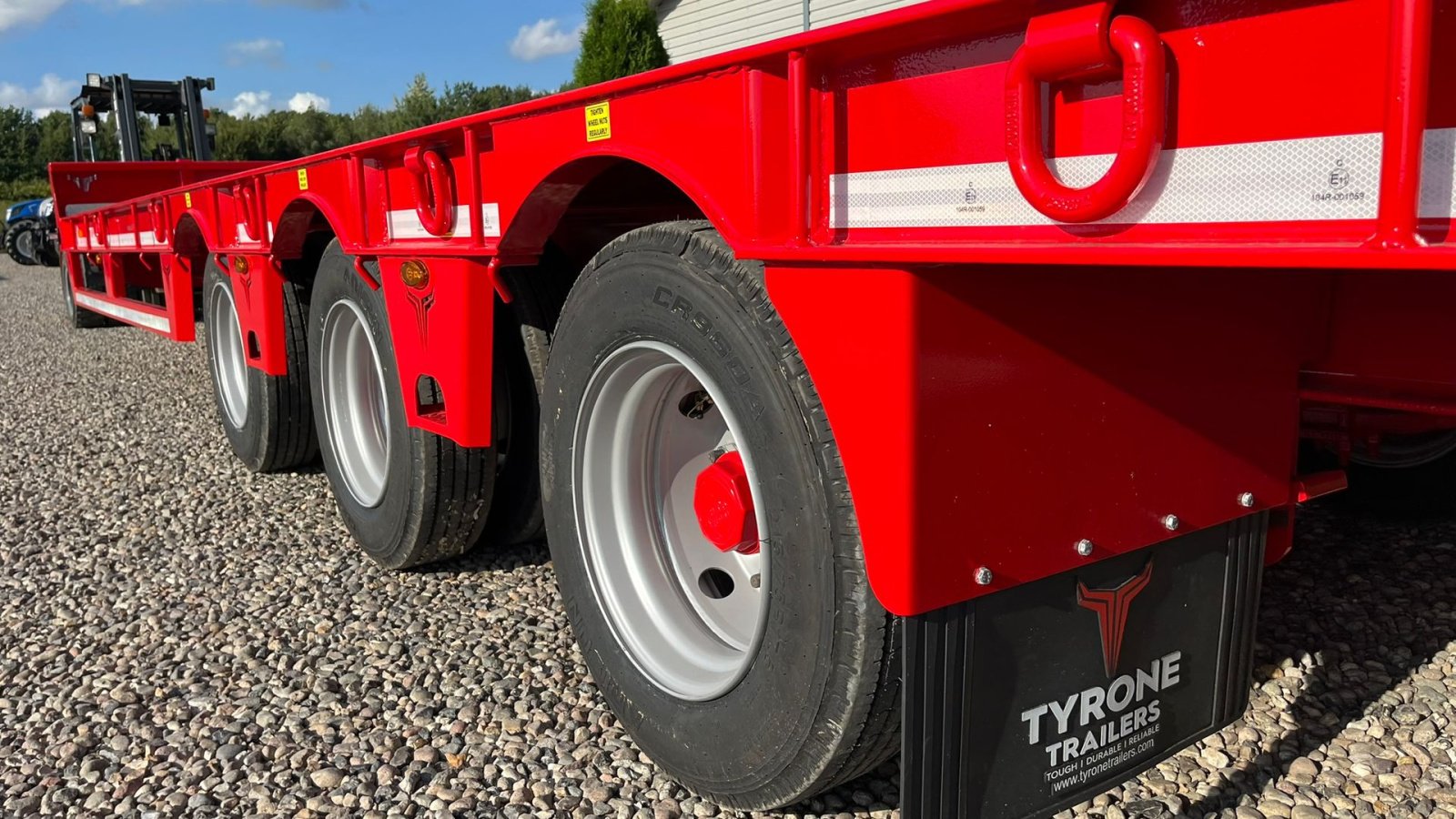 Tieflader of the type Sonstige 27TLL LANG MODEL med kombi bremser, både luft og hydrauliske bremser. Affjedret træk og affjedret aksler. Med hydrauliske ramper og værktøjskasse, Gebrauchtmaschine in Lintrup (Picture 12)