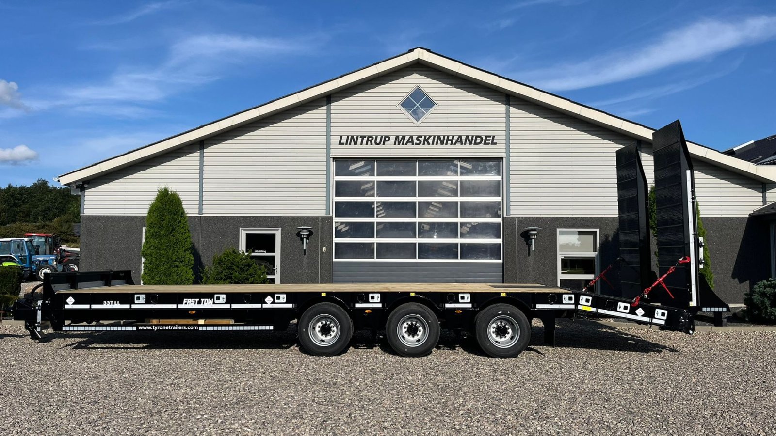 Tieflader tip Sonstige 33TLL LANG MODEL med kombi bremser, både luft og hydrauliske bremser. Affjedret træk og affjedret aksler. Med hydrauliske ramper og værktøjskasse, Gebrauchtmaschine in Lintrup (Poză 1)