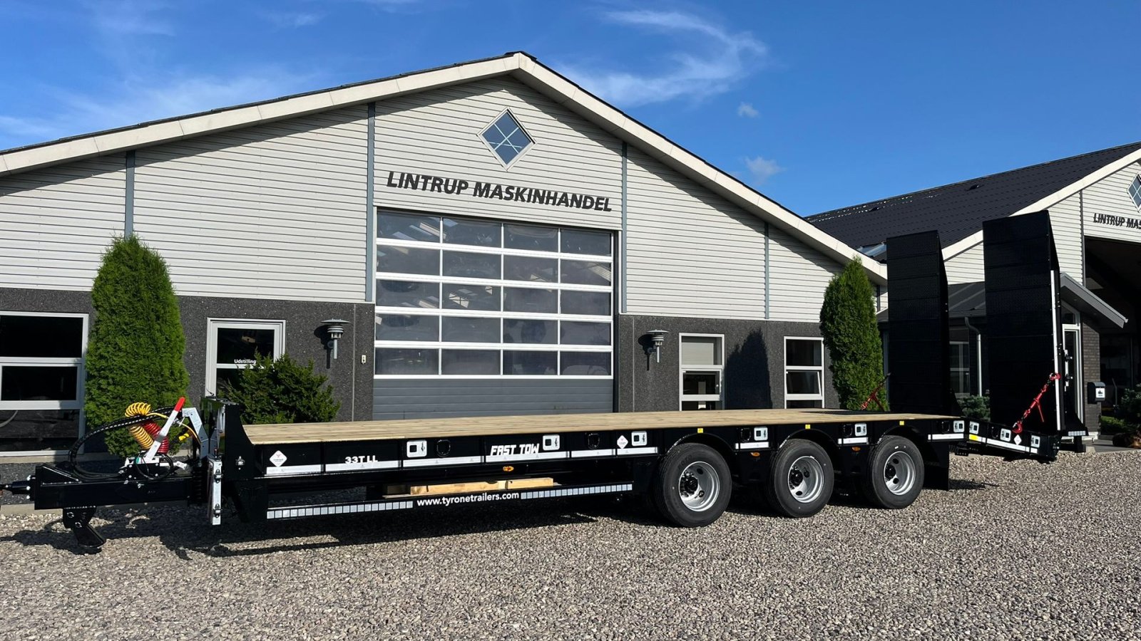 Tieflader tip Sonstige 33TLL LANG MODEL med kombi bremser, både luft og hydrauliske bremser. Affjedret træk og affjedret aksler. Med hydrauliske ramper og værktøjskasse, Gebrauchtmaschine in Lintrup (Poză 2)