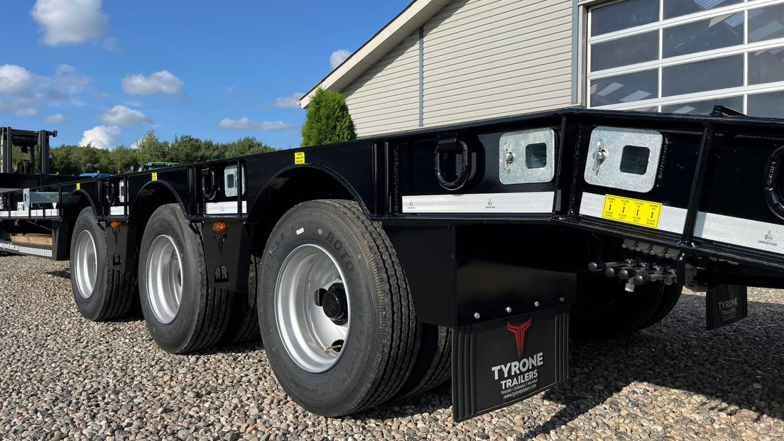 Tieflader tip Sonstige 33TLL LANG MODEL med kombi bremser, både luft og hydrauliske bremser. Affjedret træk og affjedret aksler. Med hydrauliske ramper og værktøjskasse, Gebrauchtmaschine in Lintrup (Poză 9)