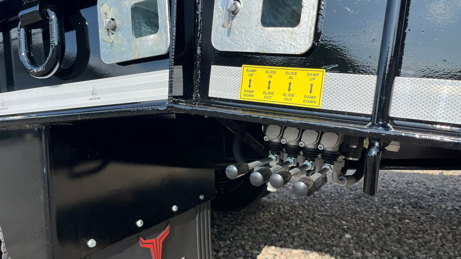 Tieflader tip Sonstige 33TLL LANG MODEL med kombi bremser, både luft og hydrauliske bremser. Affjedret træk og affjedret aksler. Med hydrauliske ramper og værktøjskasse, Gebrauchtmaschine in Lintrup (Poză 10)