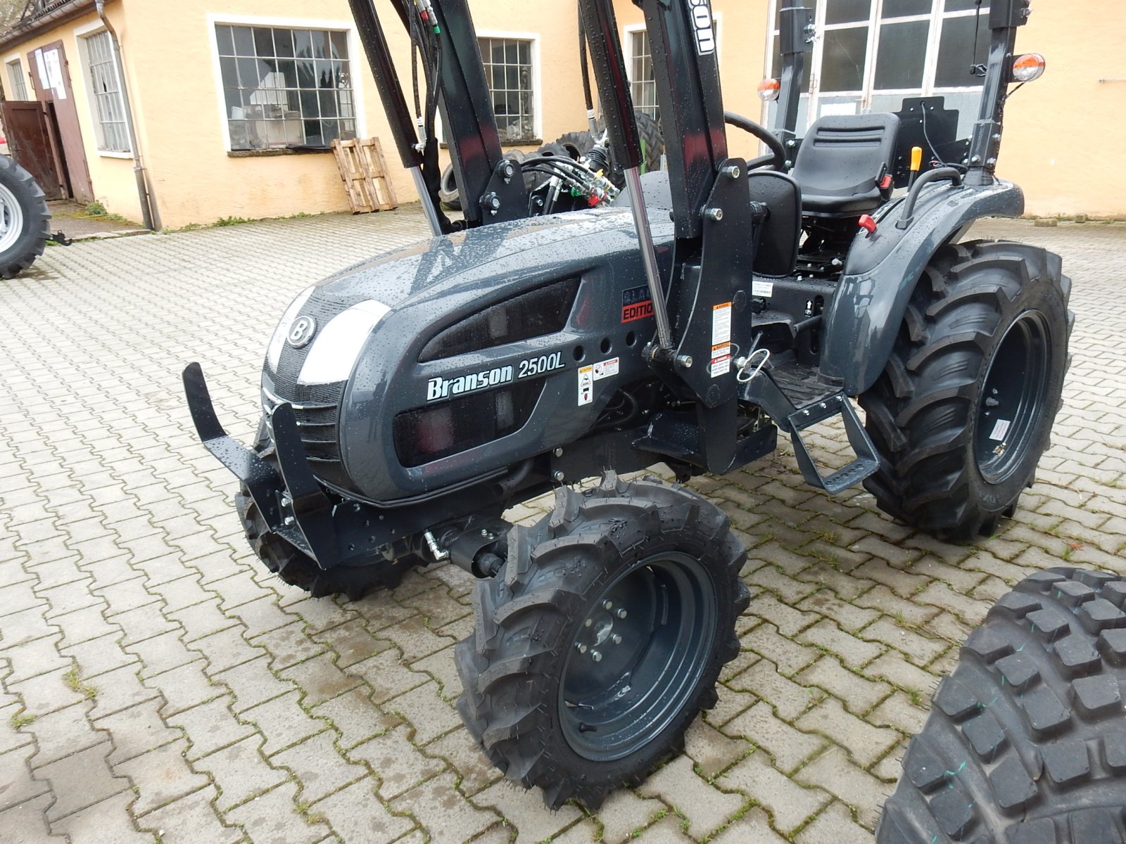 Traktor des Typs Branson 2500L, Neumaschine in Langfurth (Bild 5)