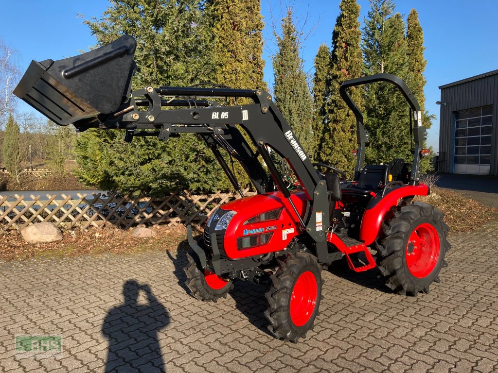 Traktor of the type Branson 2500L, Neumaschine in Lindow (Picture 1)