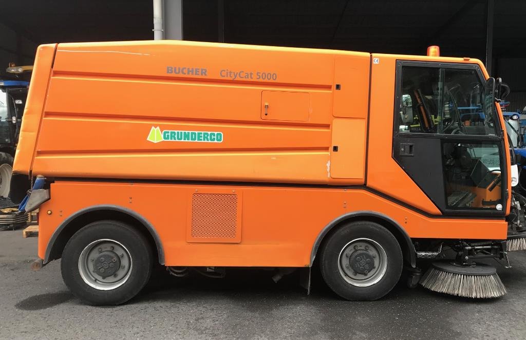 Traktor типа Bucher Balayeuse CityCat 5000, Gebrauchtmaschine в Aesch (Фотография 1)
