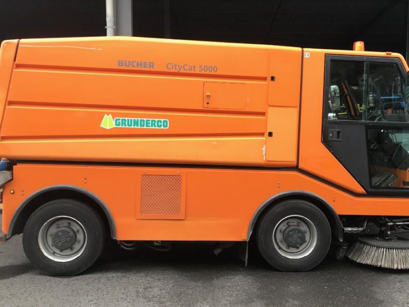 Traktor des Typs Bucher Balayeuse CityCat 5000, Gebrauchtmaschine in Aesch (Bild 1)