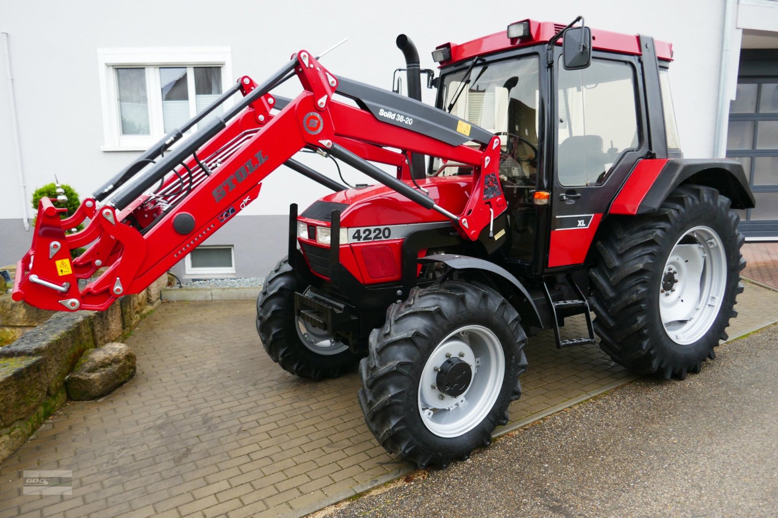 Traktor des Typs Case IH 4220 Allr. mit fabrikneuen Stoll Ind-Lader. Sehr guter Zustand!, Gebrauchtmaschine in Langenzenn (Bild 1)