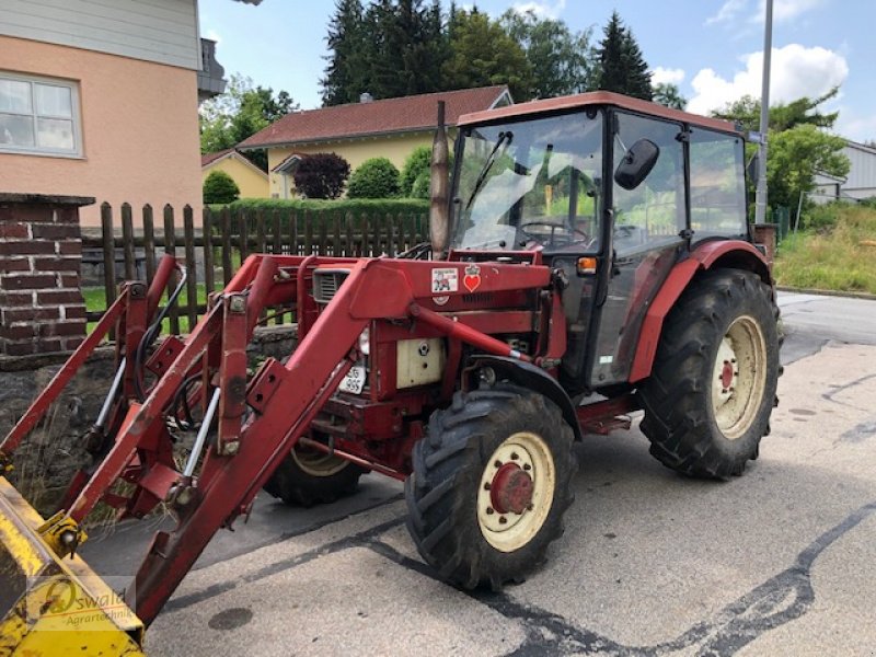 Case IH 533 A, Gebrauchtmaschine, Baujahr: 1976, Betriebsstunden: 6460 Stunden (Bild 1) Traktor des Typs Case IH 533 A, Gebrauchtmaschine in Regen (Bild 1)
