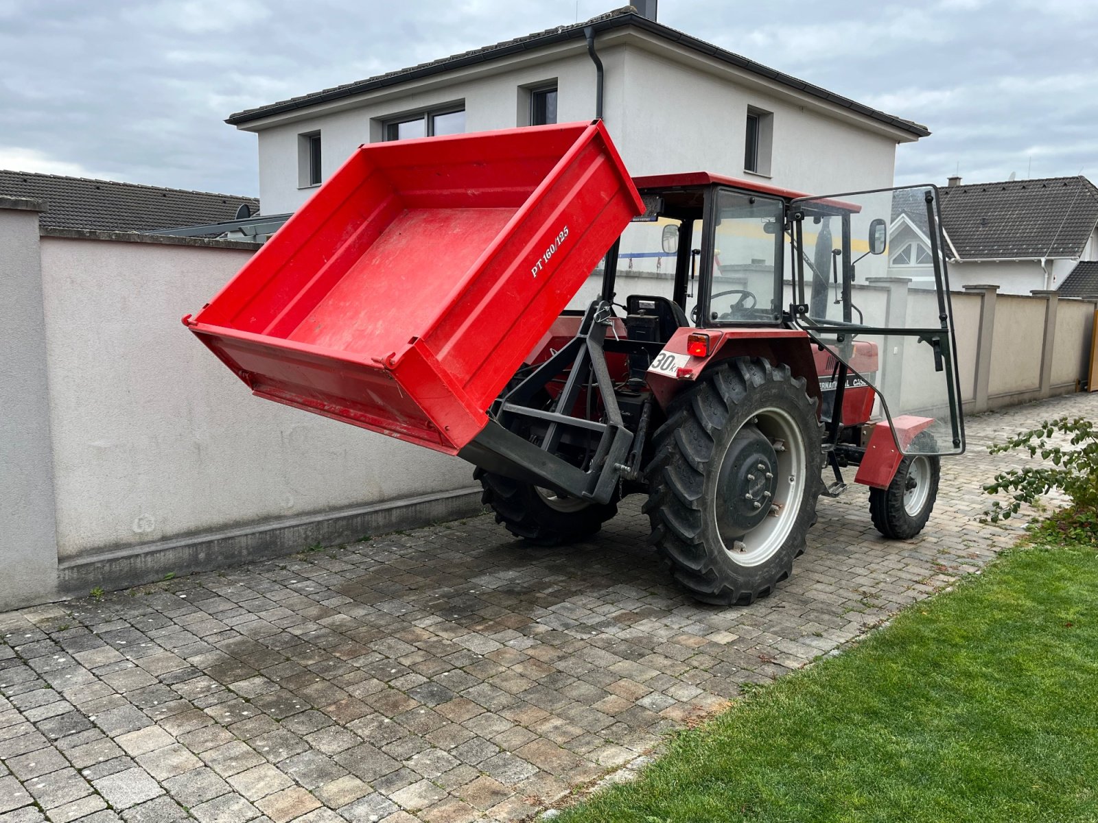 Traktor of the type Case IH 533, Gebrauchtmaschine in Großkrut (Picture 2)