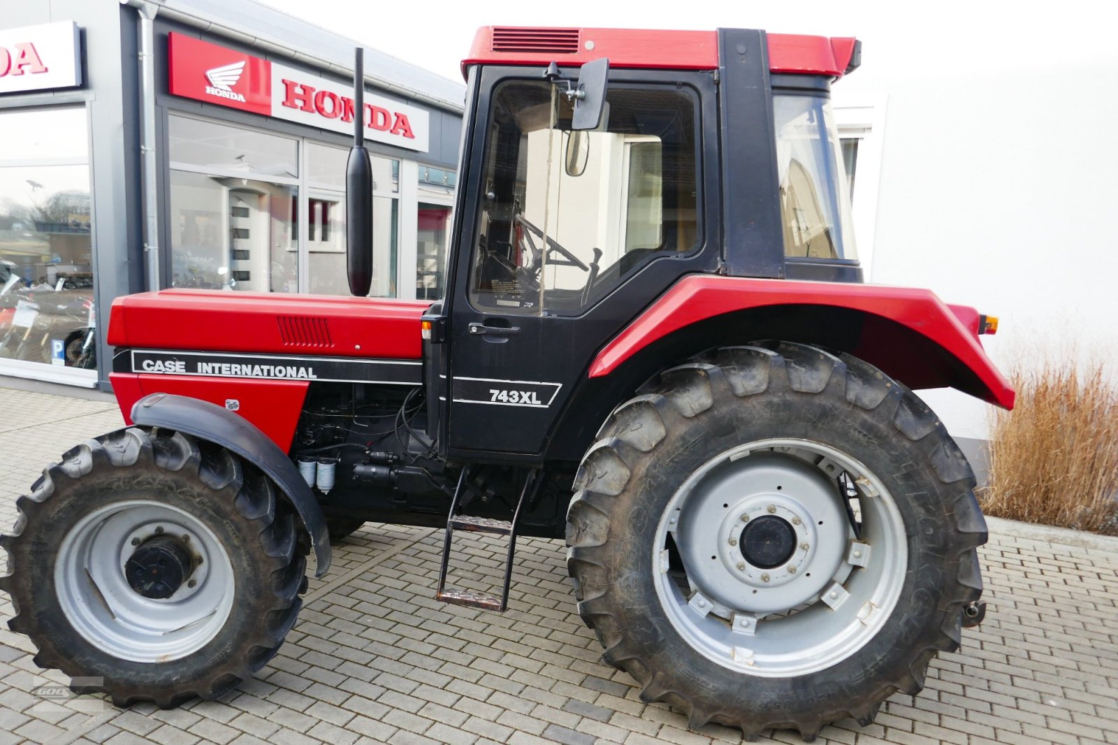 Traktor des Typs Case IH 743 XLA im sehr gepflegtem Original Zustand. Auch mit Stoll Ind-Frontlader., Gebrauchtmaschine in Langenzenn (Bild 4)