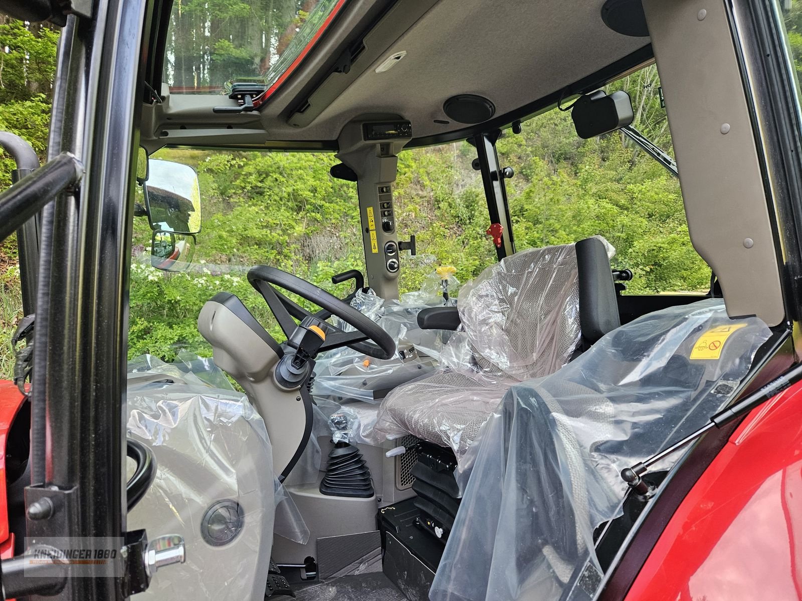 Traktor of the type Case IH Farmall 100 C, Neumaschine in Altenfelden (Picture 15)