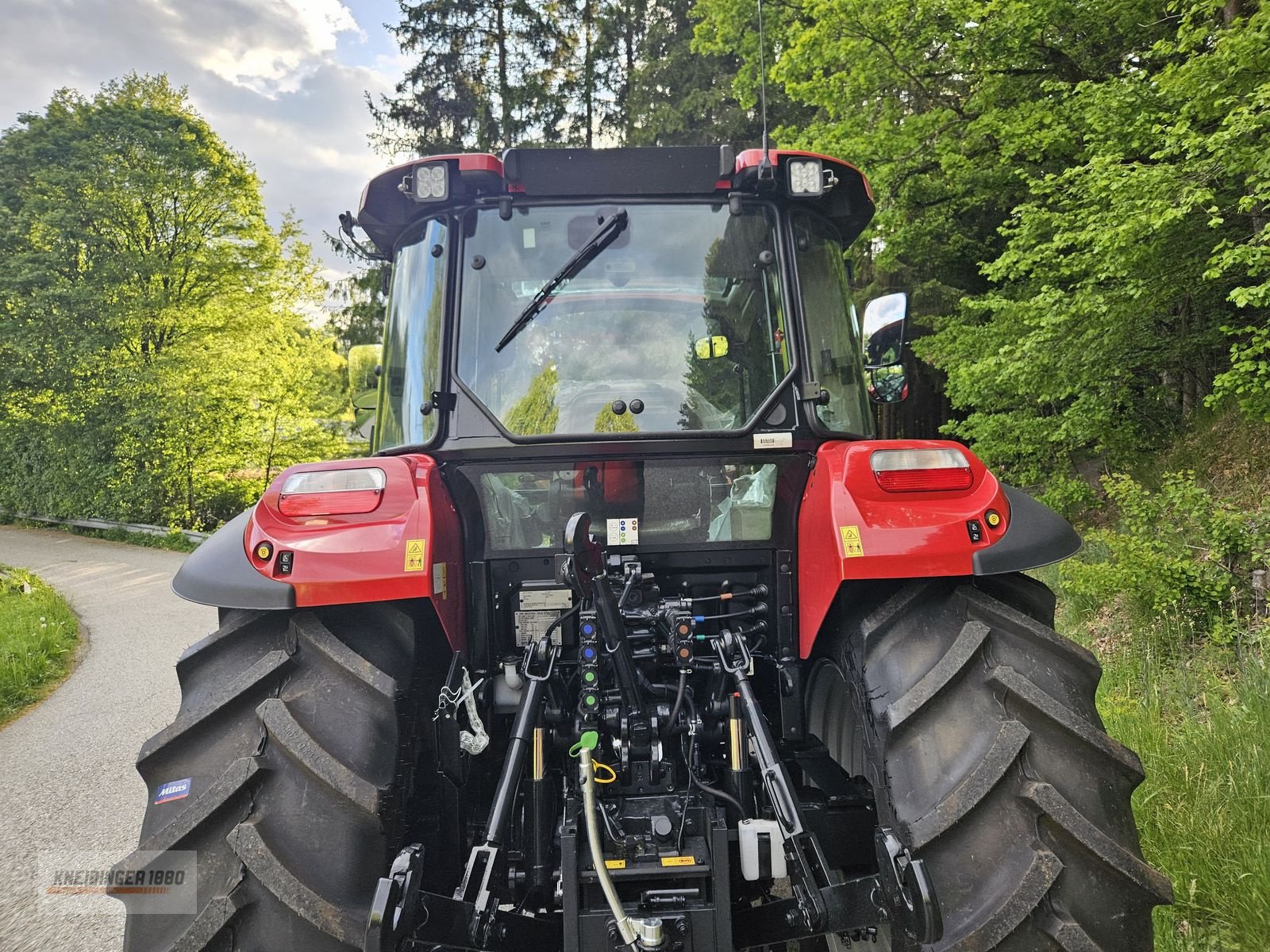 Traktor of the type Case IH Farmall 100 C, Neumaschine in Altenfelden (Picture 8)
