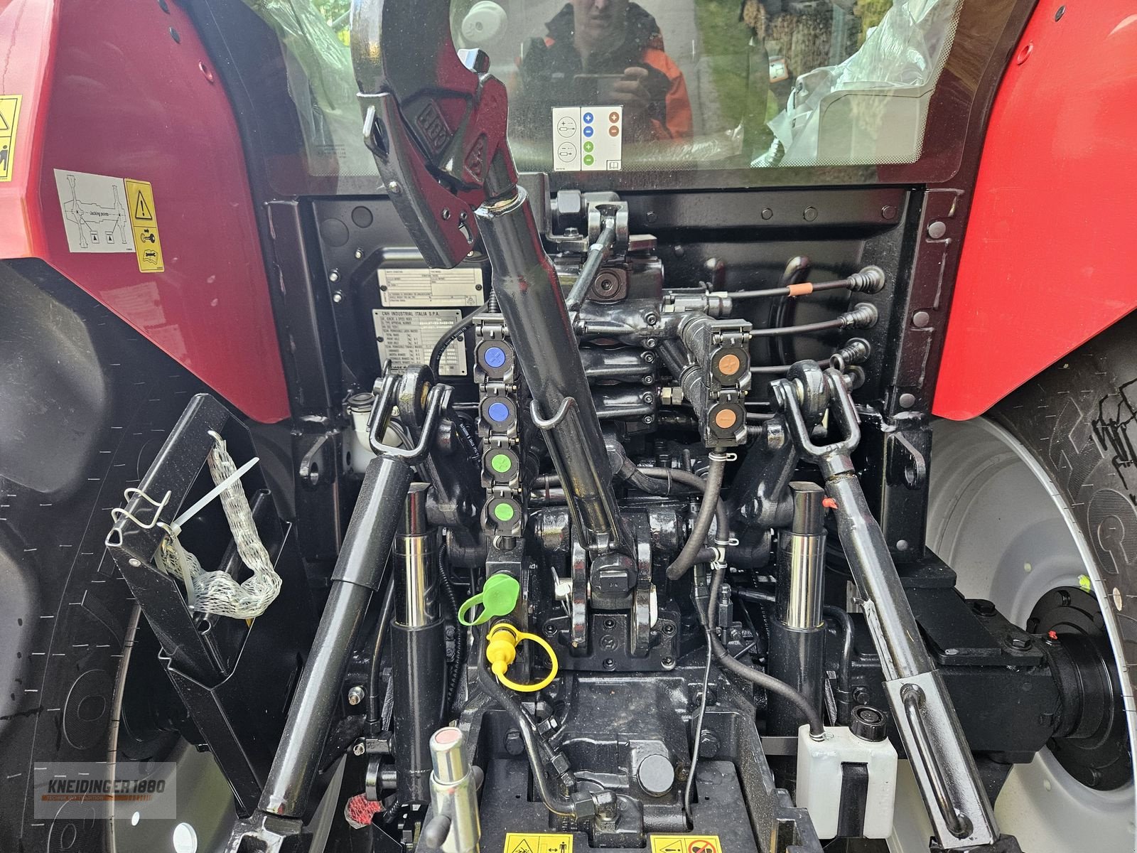 Traktor of the type Case IH Farmall 100 C, Neumaschine in Altenfelden (Picture 9)