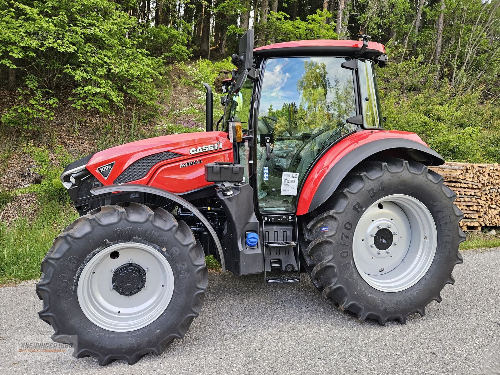 Traktor of the type Case IH Farmall 100 C, Neumaschine in Altenfelden (Picture 11)