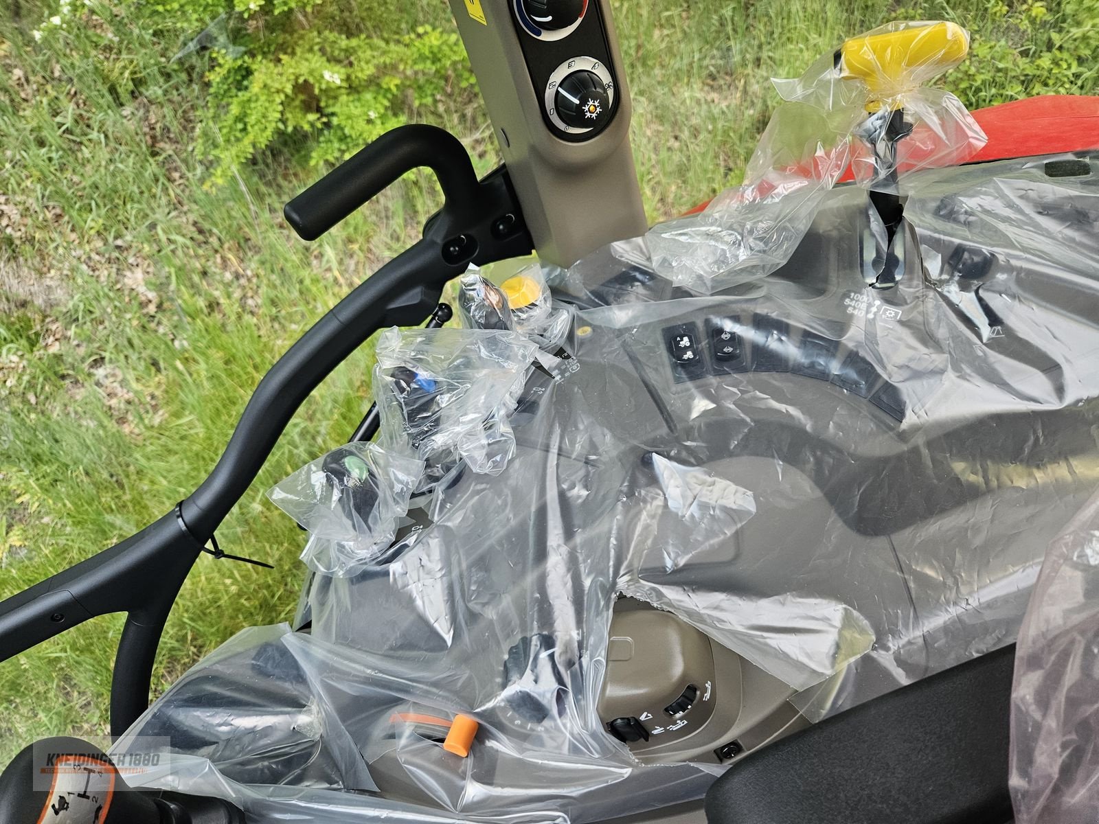 Traktor of the type Case IH Farmall 100 C, Neumaschine in Altenfelden (Picture 16)