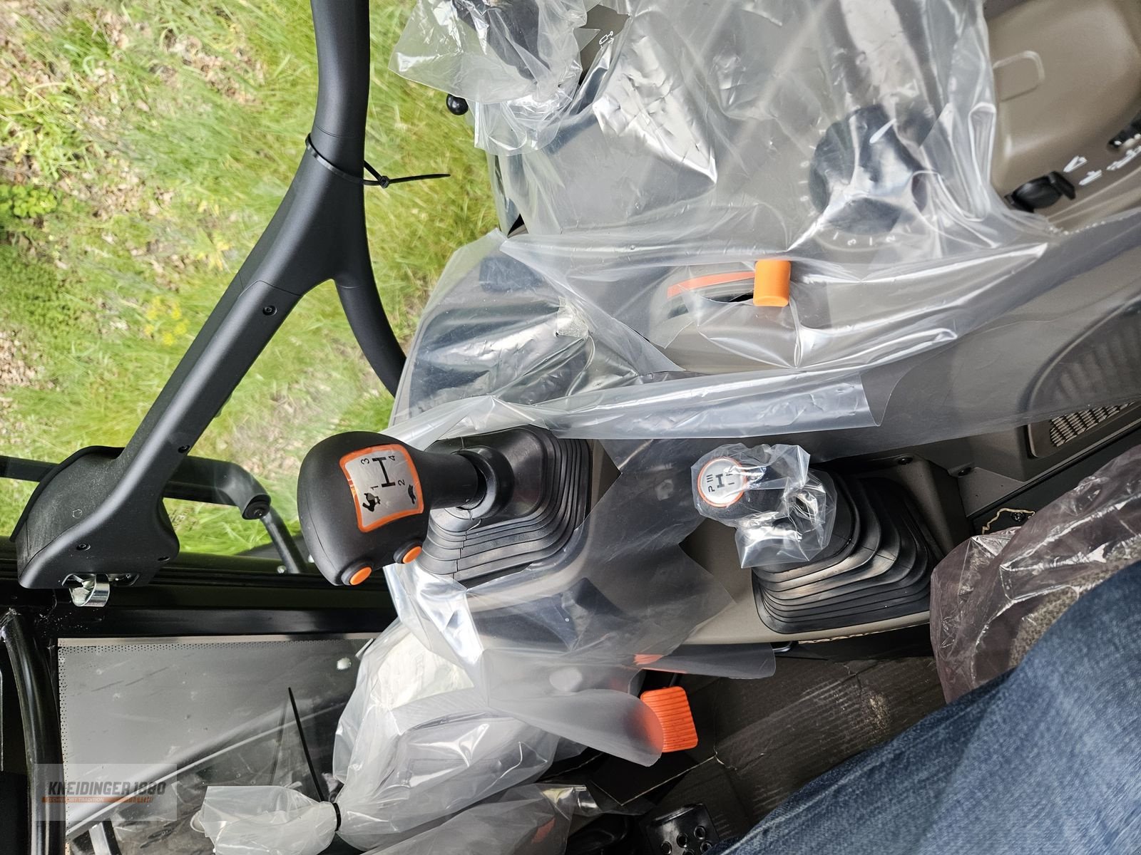 Traktor of the type Case IH Farmall 100 C, Neumaschine in Altenfelden (Picture 17)