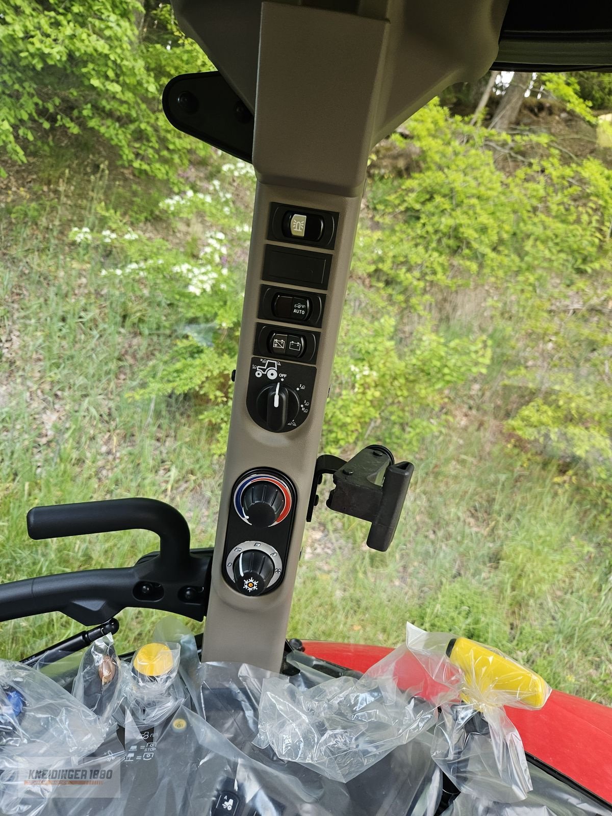Traktor of the type Case IH Farmall 100 C, Neumaschine in Altenfelden (Picture 14)