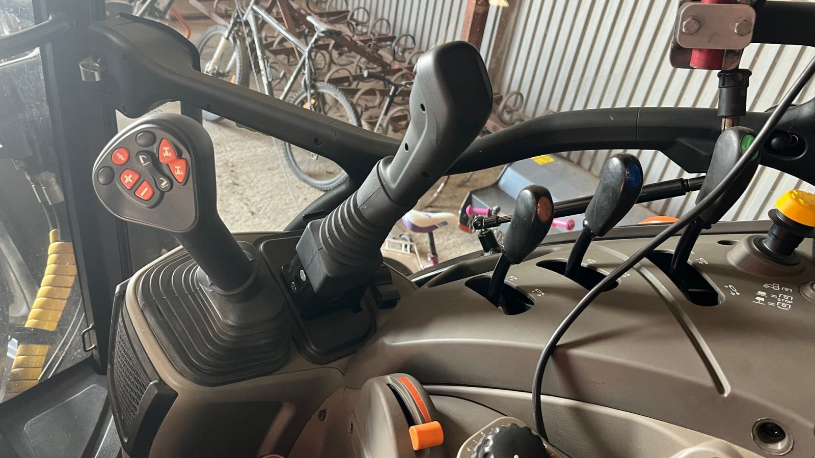 Traktor типа Case IH Farmall 100C, Gebrauchtmaschine в Middelfart (Фотография 4)