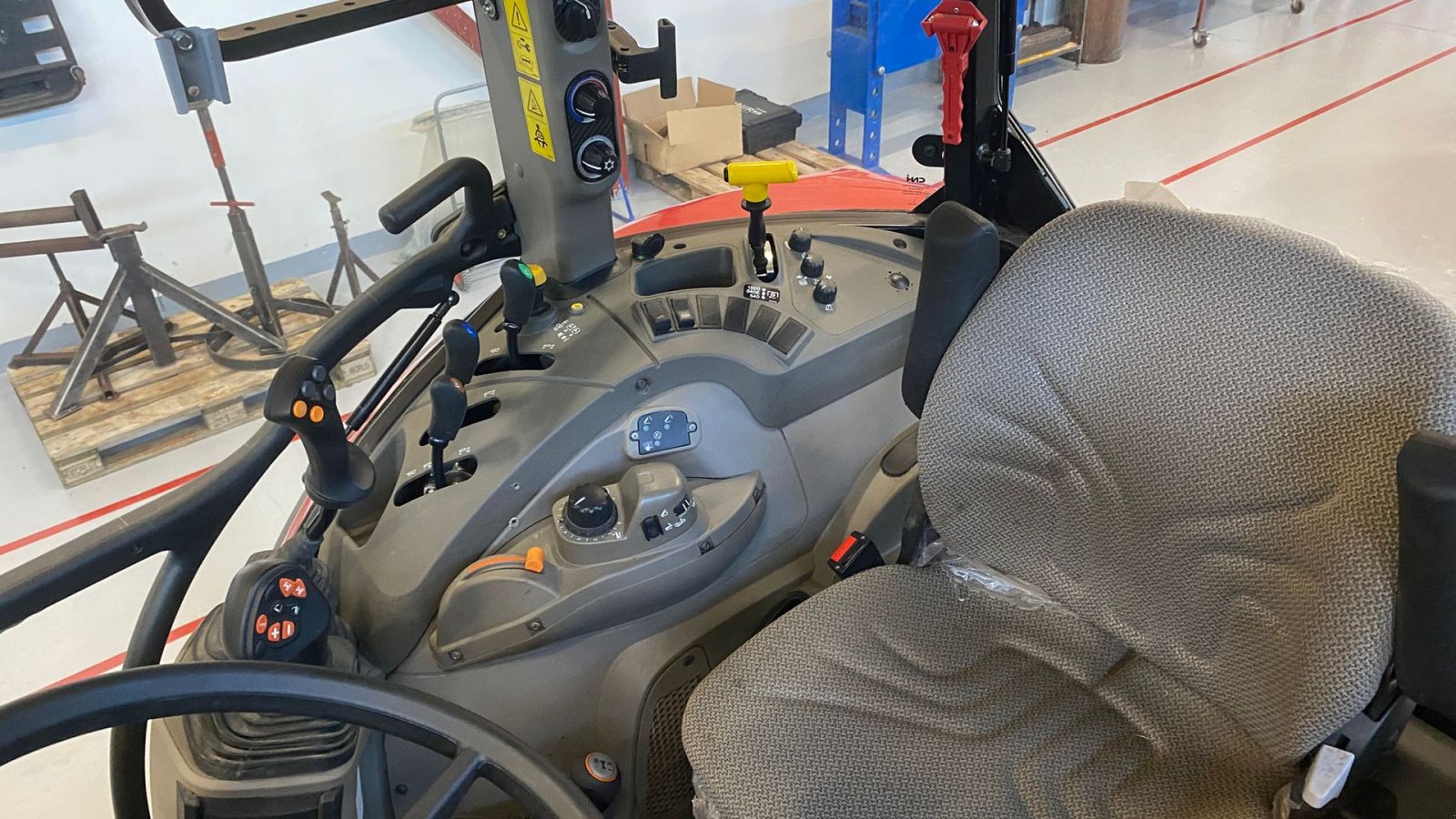 Traktor типа Case IH Farmall 100C, Gebrauchtmaschine в Aulum (Фотография 5)