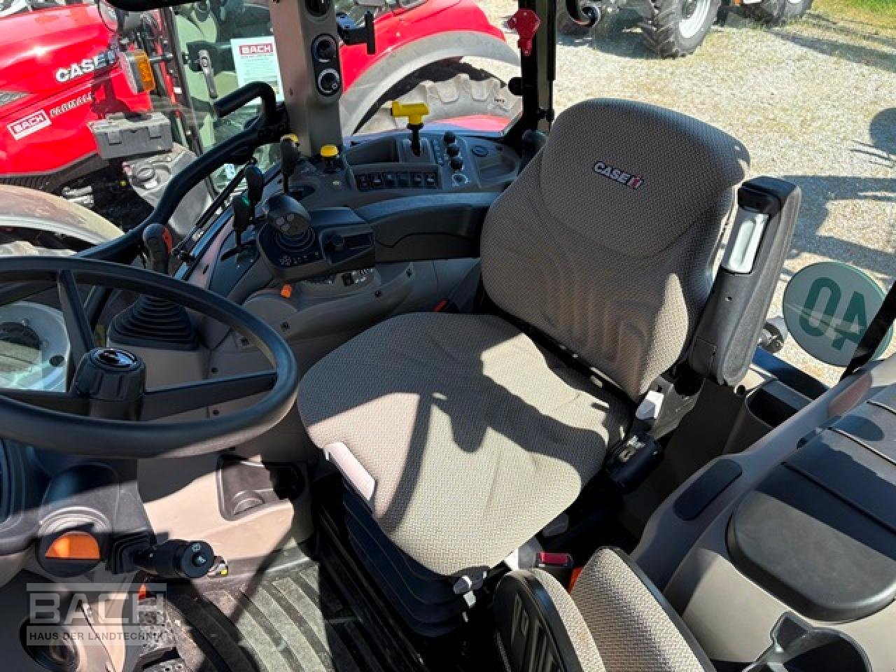 Traktor of the type Case IH FARMALL 120 M, Neumaschine in Boxberg-Seehof (Picture 4)