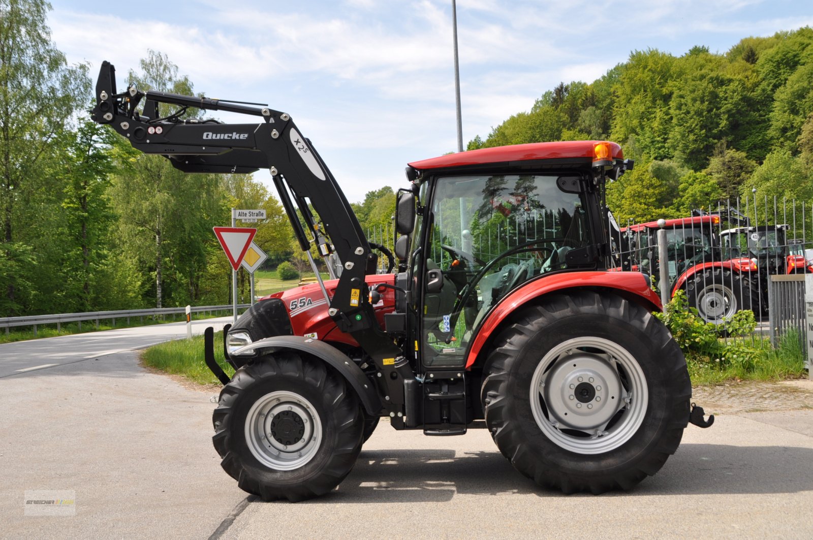 Traktor of the type Case IH Farmall 55 A, Neumaschine in Lalling (Picture 4)