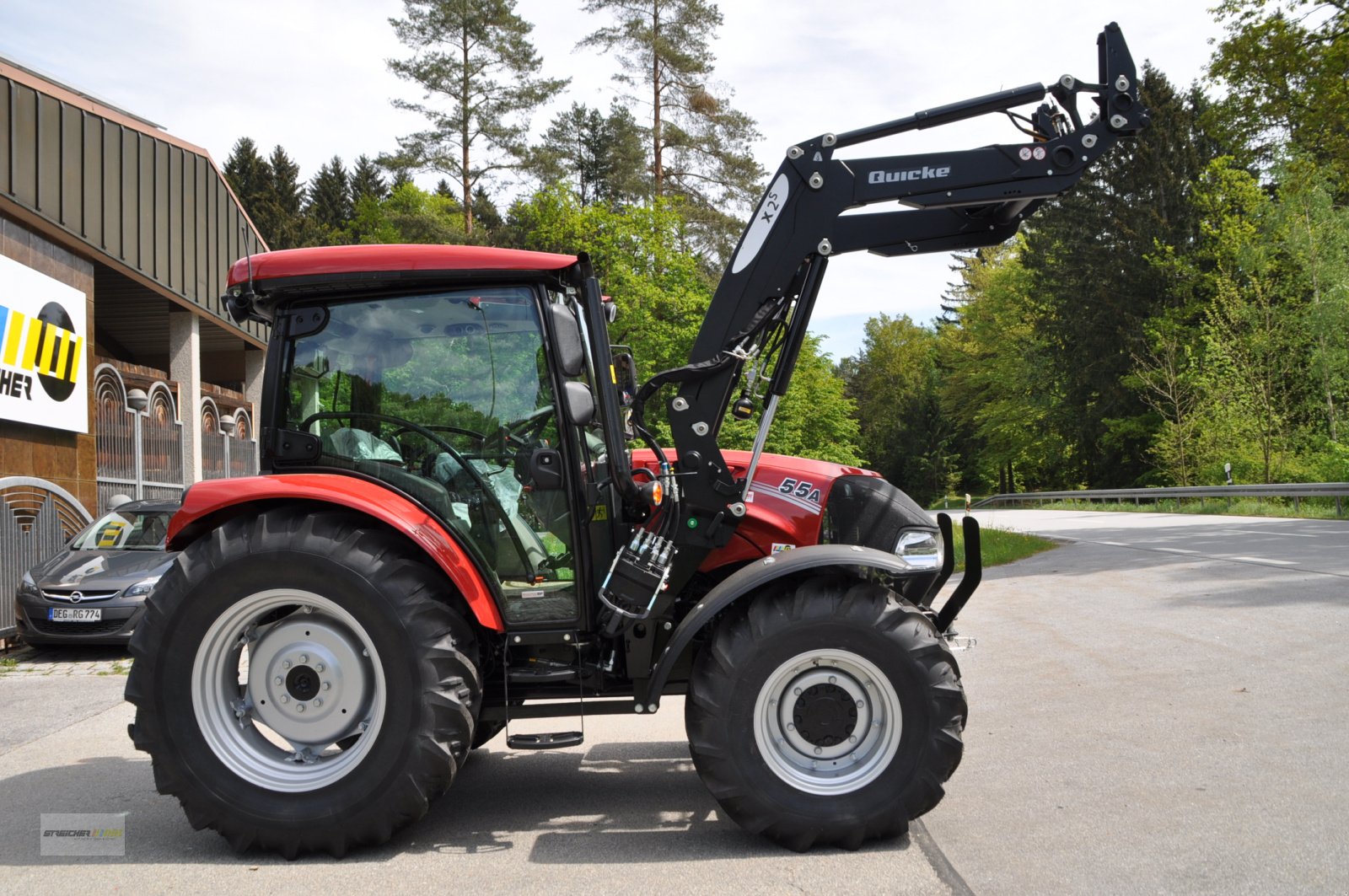 Traktor of the type Case IH Farmall 55 A, Neumaschine in Lalling (Picture 5)