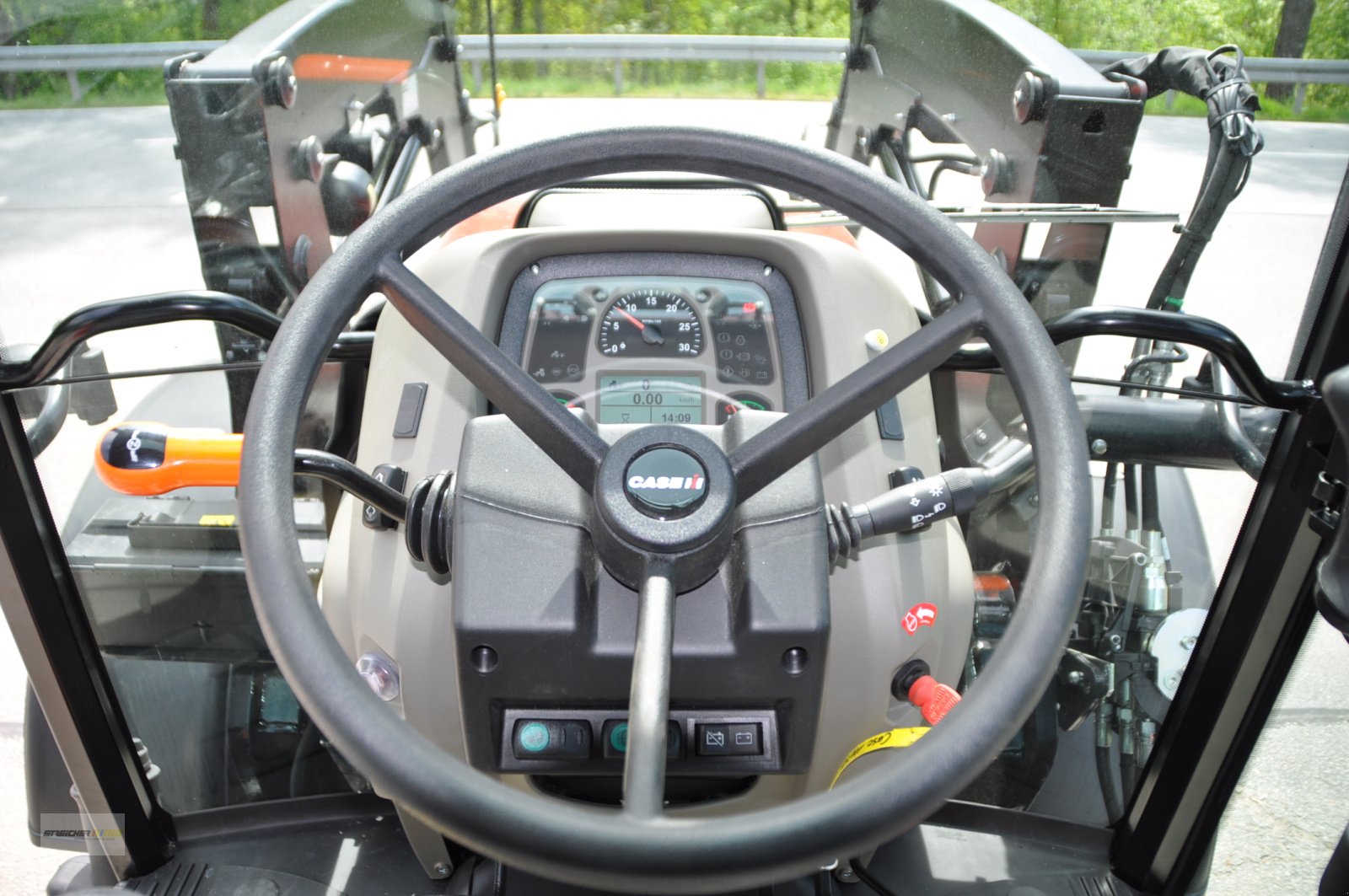 Traktor of the type Case IH Farmall 55 A, Neumaschine in Lalling (Picture 9)