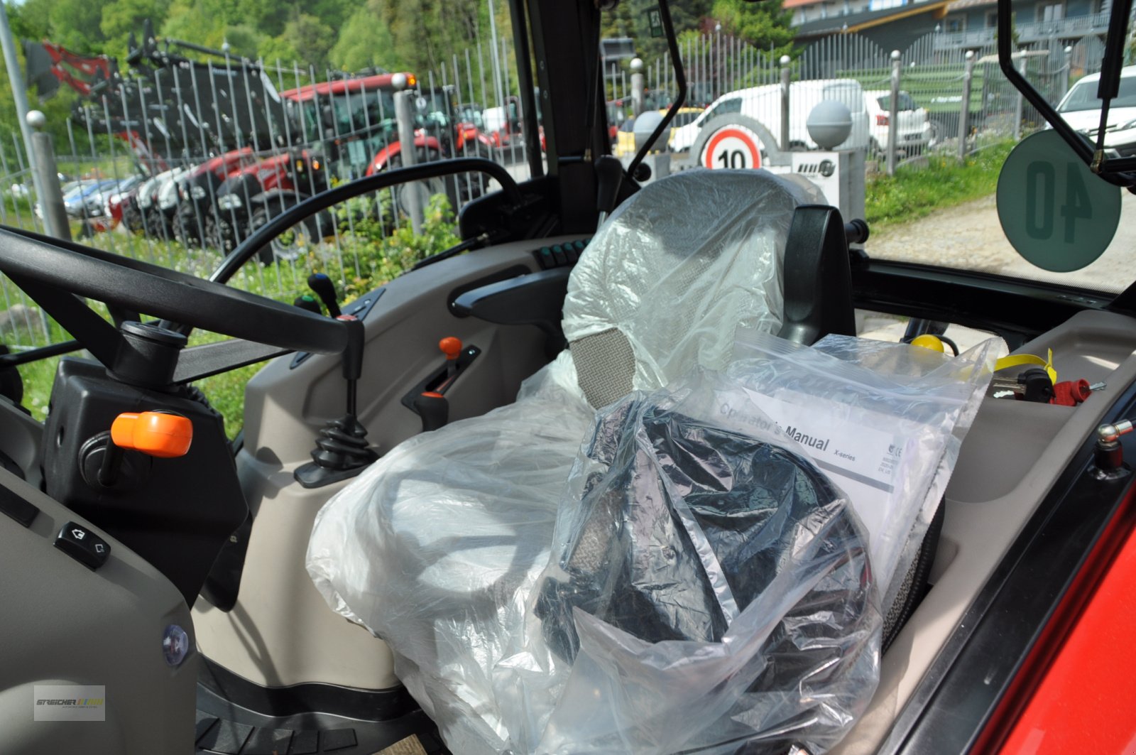 Traktor of the type Case IH Farmall 55 A, Neumaschine in Lalling (Picture 10)
