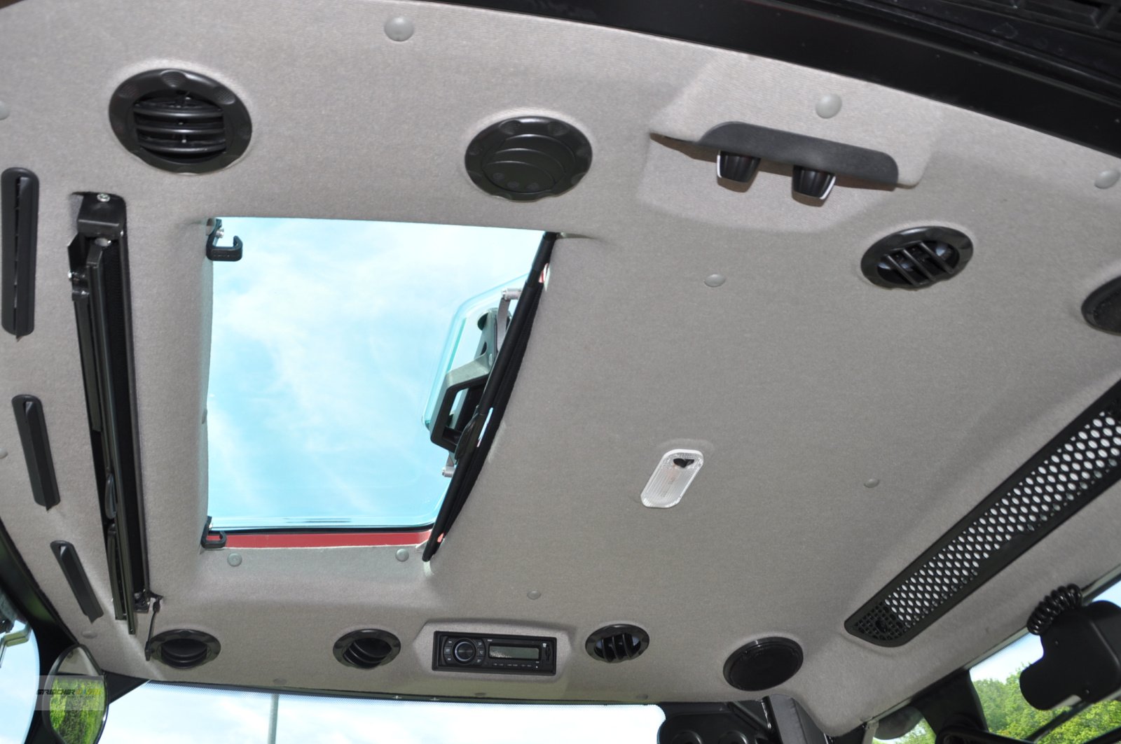 Traktor of the type Case IH Farmall 55 A, Neumaschine in Lalling (Picture 11)