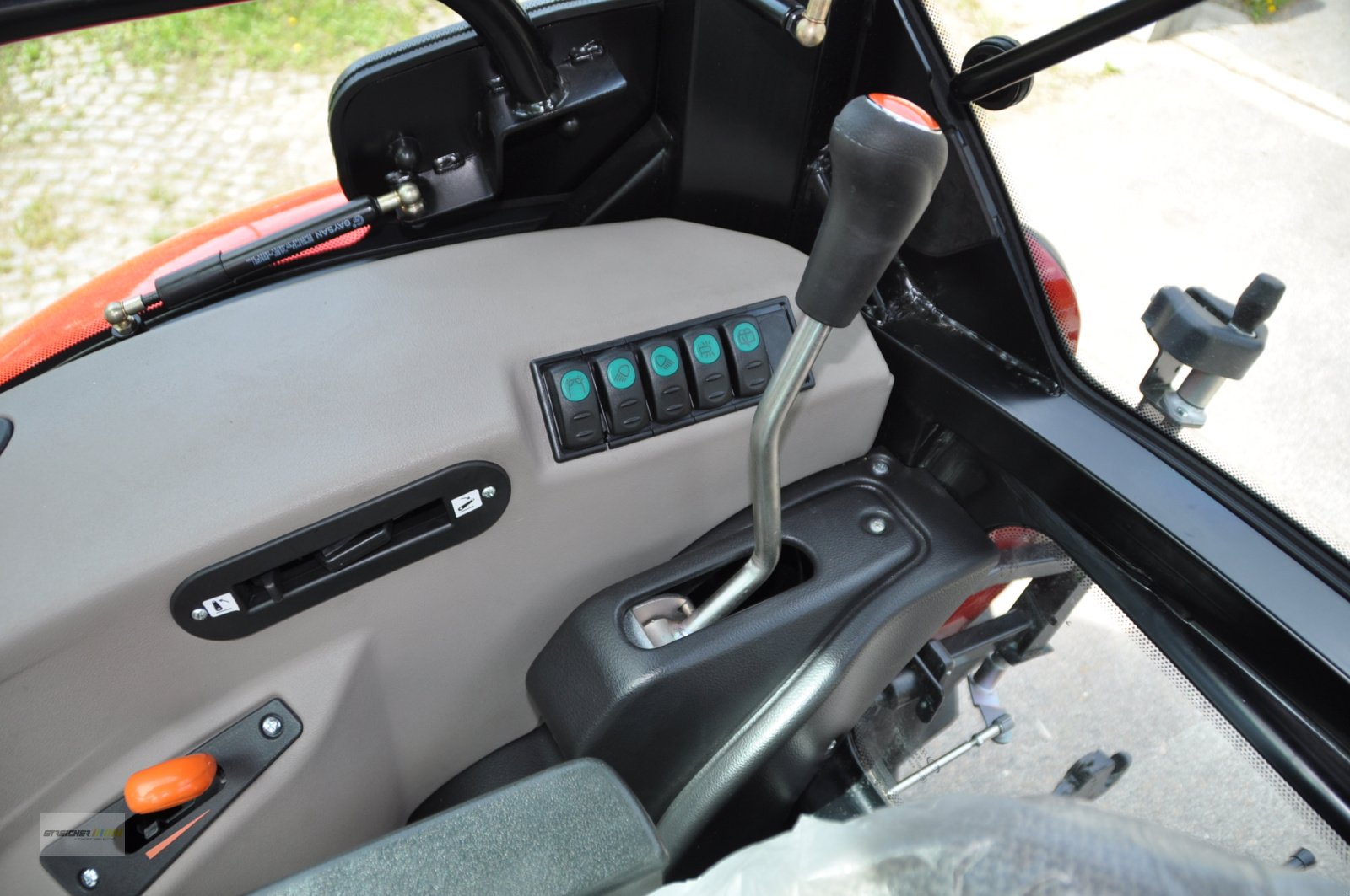 Traktor of the type Case IH Farmall 55 A, Neumaschine in Lalling (Picture 14)