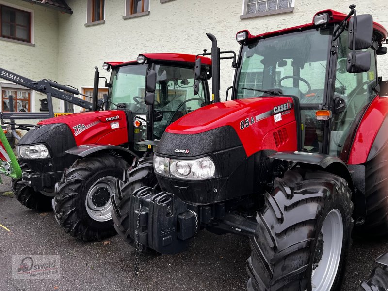 Case IH FARMALL 85 A, Neumaschine, Baujahr: 2022, Betriebsstunden: 3 Stunden (Bild 1) Traktor des Typs Case IH FARMALL 85 A, Neumaschine in Regen (Bild 1)