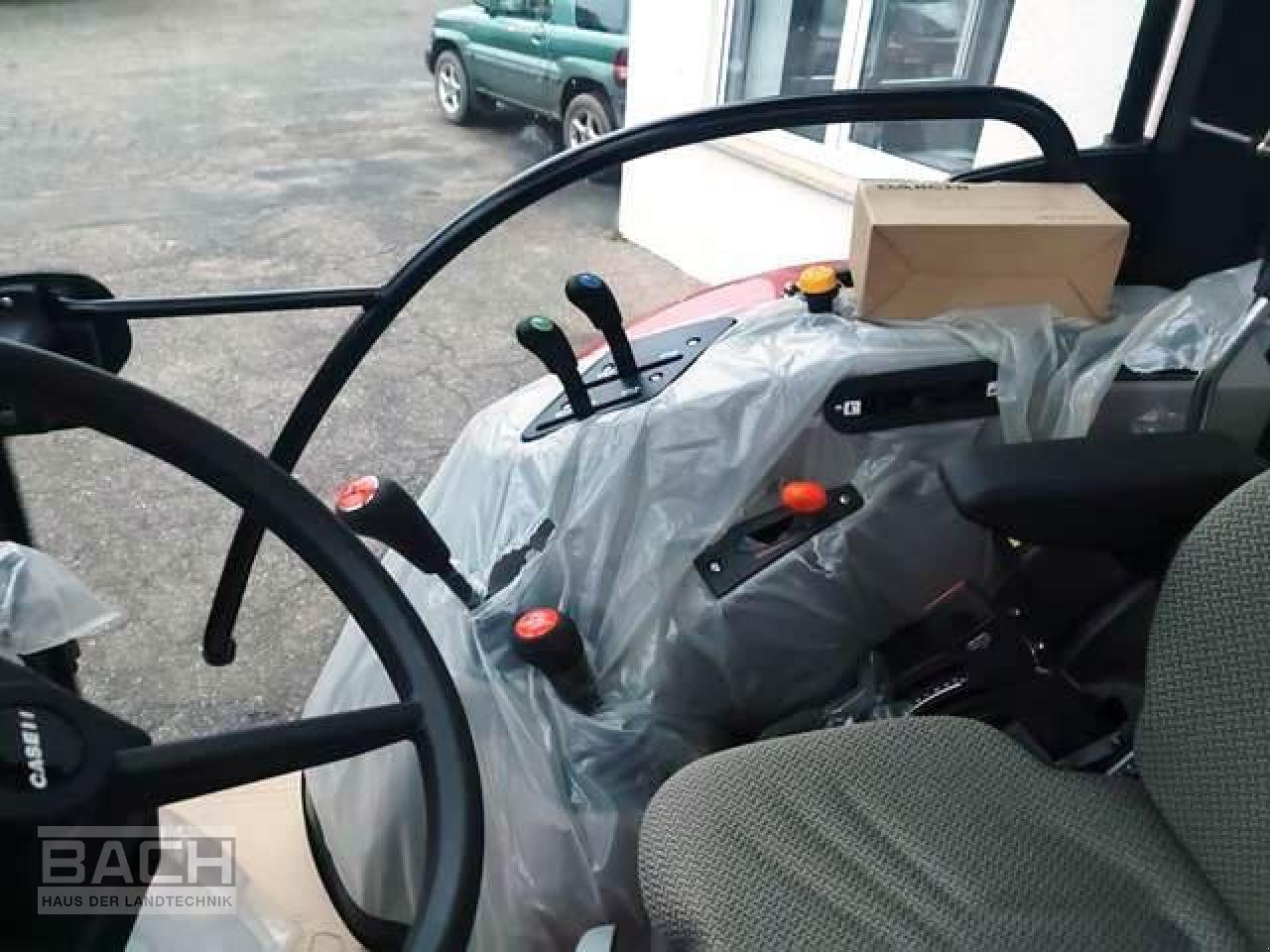 Traktor of the type Case IH FARMALL 90 A POWERSHUTTLE, Neumaschine in Boxberg-Seehof (Picture 5)