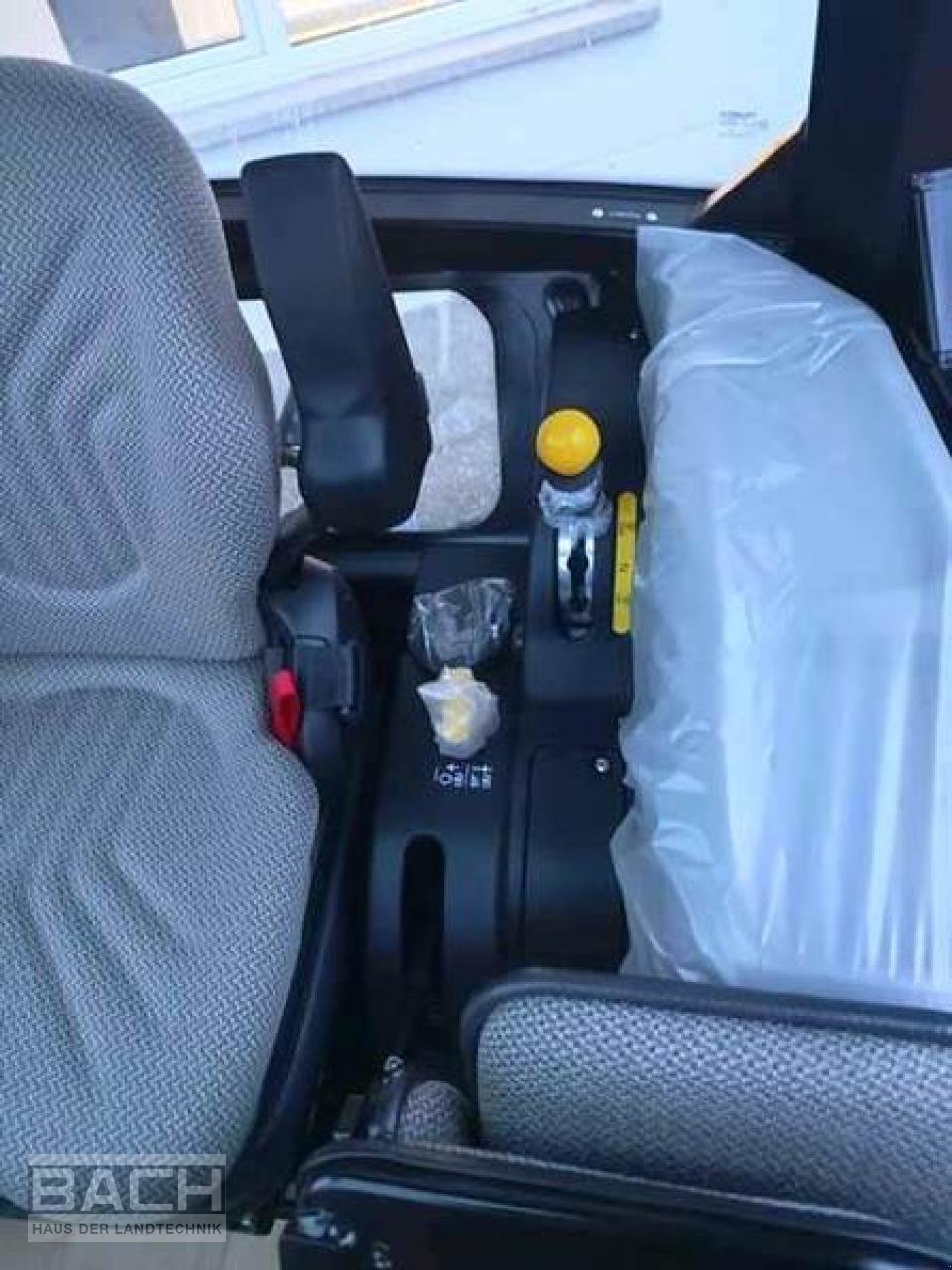 Traktor of the type Case IH FARMALL 90 A POWERSHUTTLE, Neumaschine in Boxberg-Seehof (Picture 6)