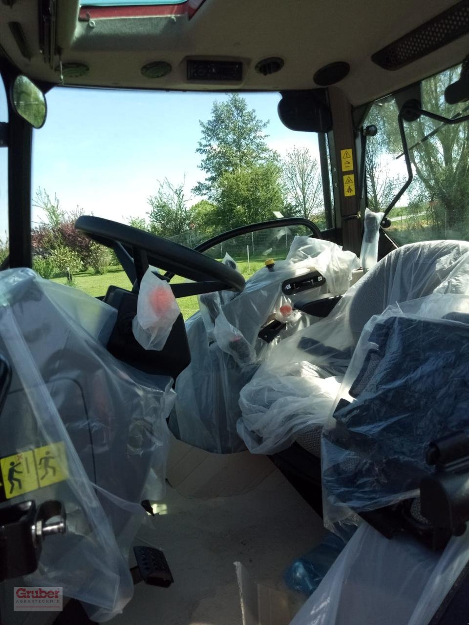 Traktor des Typs Case IH Farmall 90 A, Vorführmaschine in Leipzig OT Engelsdorf (Bild 4)