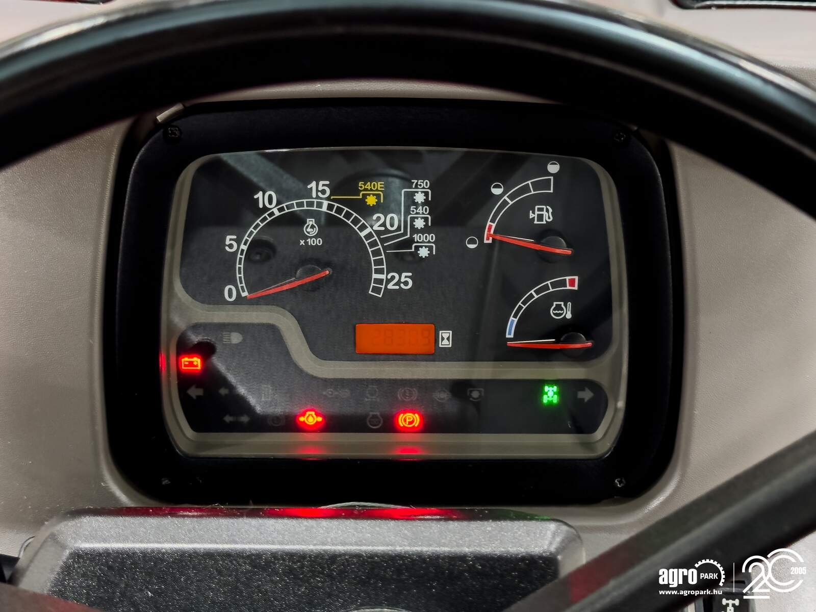 Traktor of the type Case IH Farmall 95A with front loader, air brakes, Gebrauchtmaschine in Csengele (Picture 24)