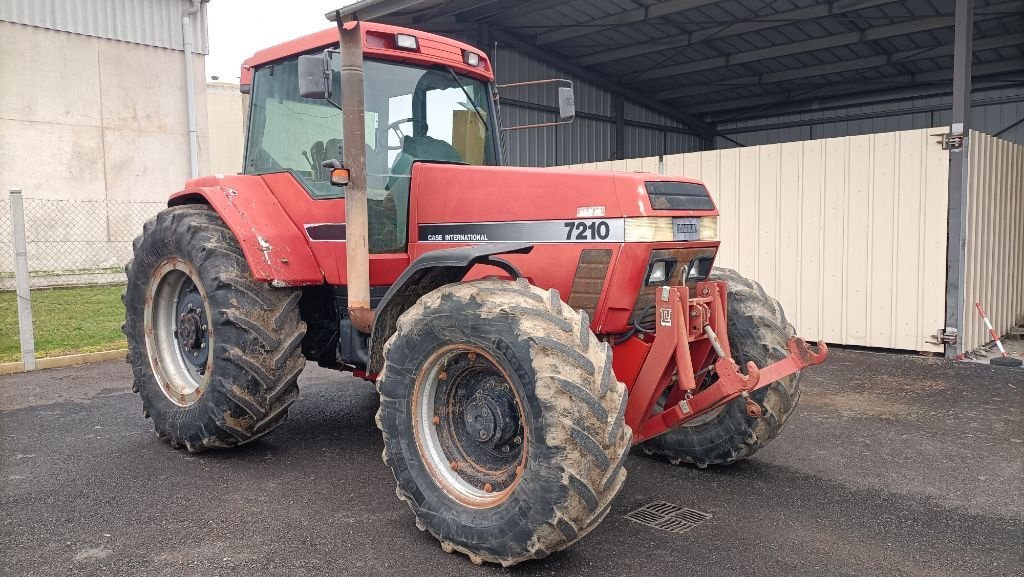 Traktor des Typs Case IH MAGNUM 7210, Gebrauchtmaschine in SAINT-HILAIRE-EN-PUISEAUX (Bild 1)