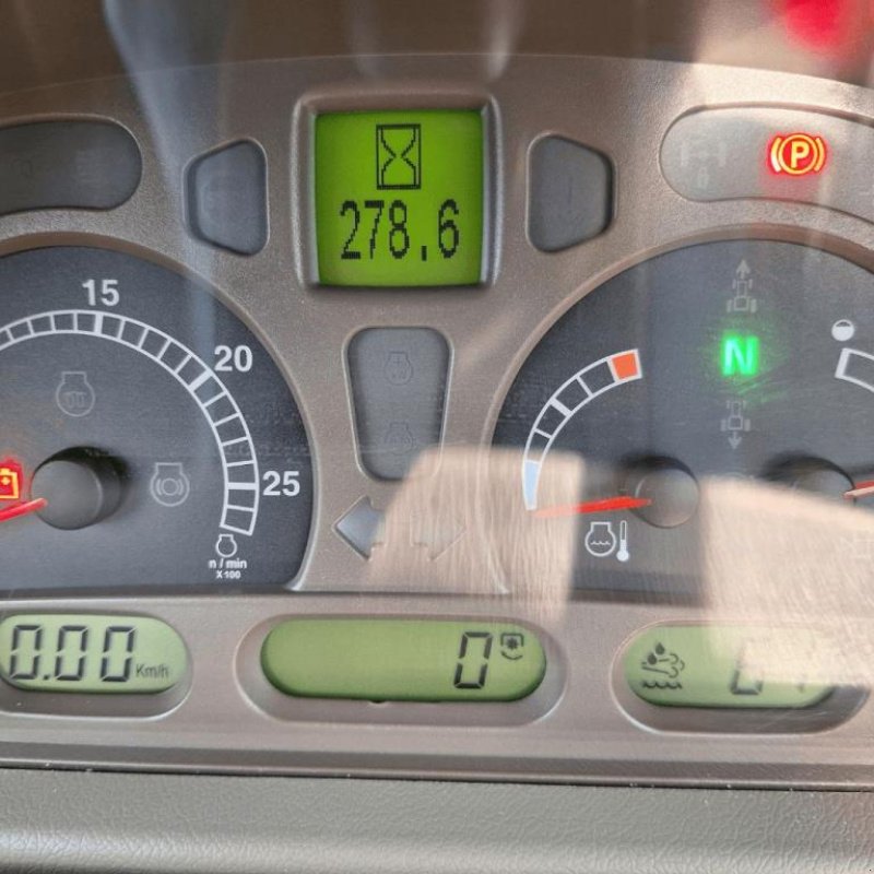 Traktor van het type Case IH Maxxum 125 AD4, Gebrauchtmaschine in azerailles (Foto 9)