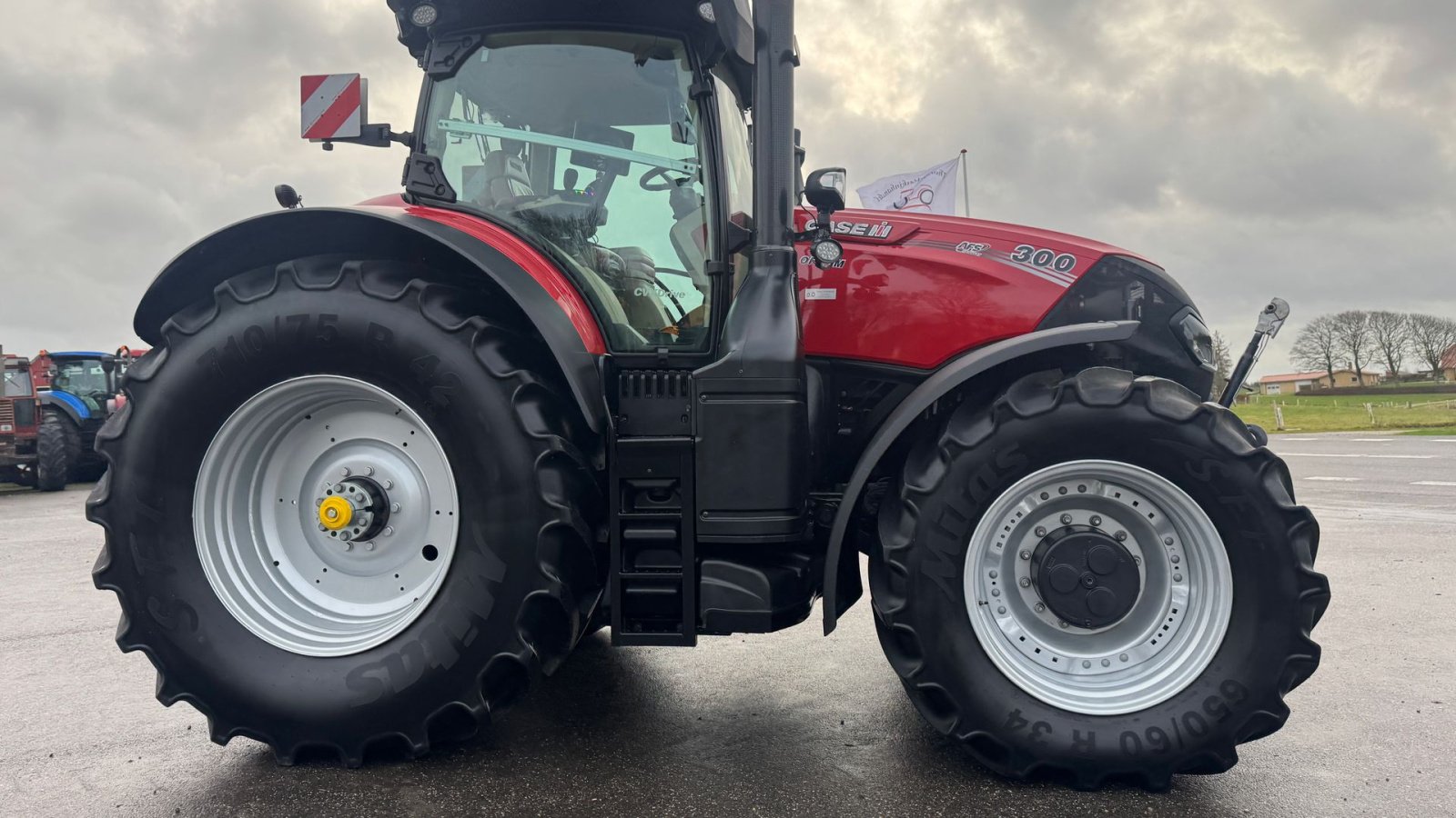 Traktor of the type Case IH OPTUM 300 CVX AFS CONNECT KUN 1200 TIMER OG MED DET NYE MODEL FØREHUS!, Gebrauchtmaschine in Nørager (Picture 9)