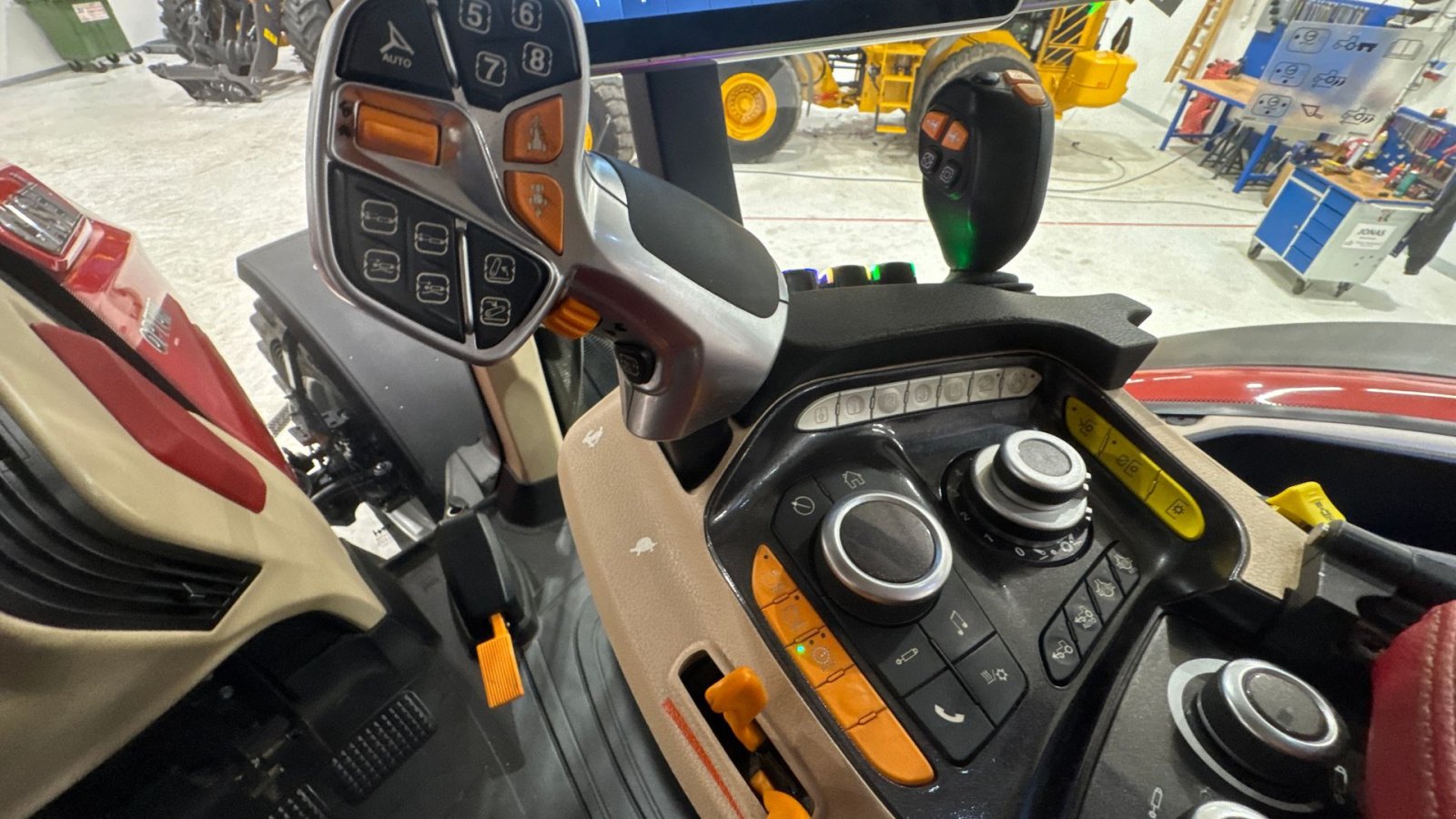 Traktor van het type Case IH OPTUM 300 CVX AFS CONNECT KUN 1500 TIMER! MED DET NYE MODEL FØREHUS!, Gebrauchtmaschine in Nørager (Foto 20)