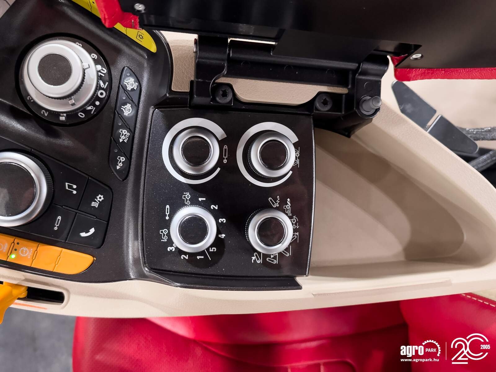 Traktor des Typs Case IH Optum 300 CVX, Gebrauchtmaschine in Csengele (Bild 16)