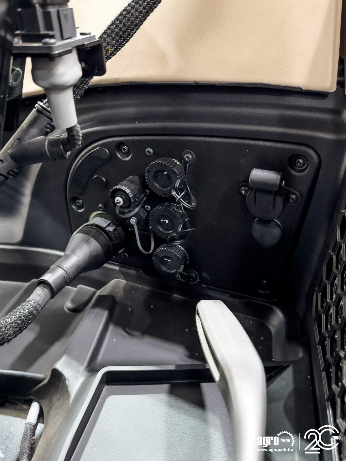 Traktor des Typs Case IH Optum 300 CVX, Gebrauchtmaschine in Csengele (Bild 25)