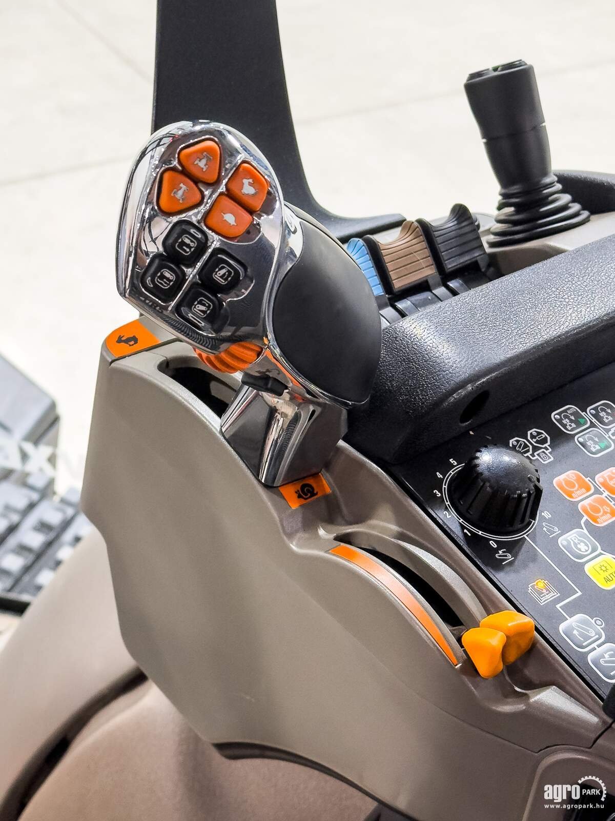 Traktor van het type Case IH Optum 300 CVX, Gebrauchtmaschine in Csengele (Foto 13)