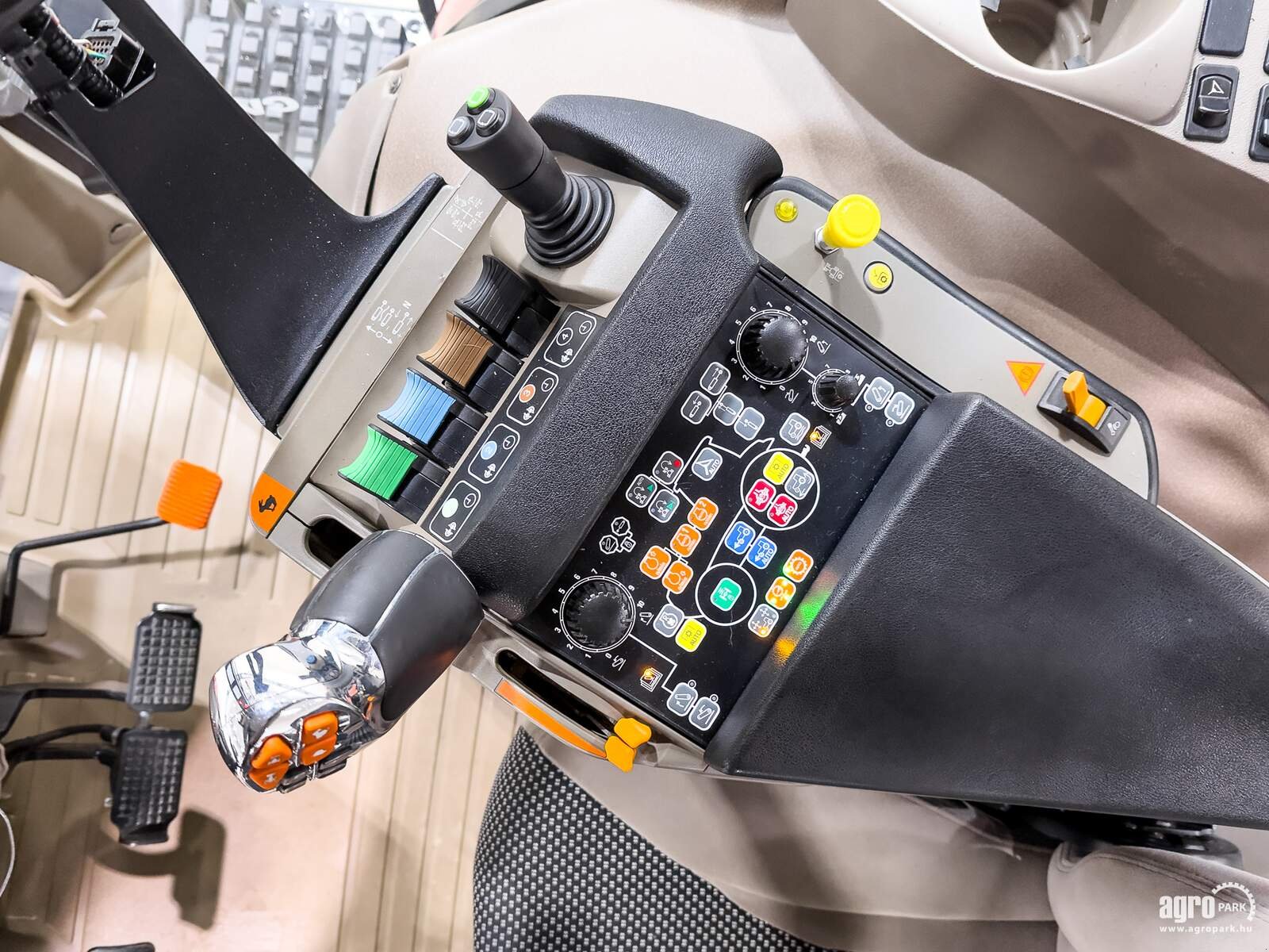 Traktor van het type Case IH Optum 300 CVX, Gebrauchtmaschine in Csengele (Foto 16)