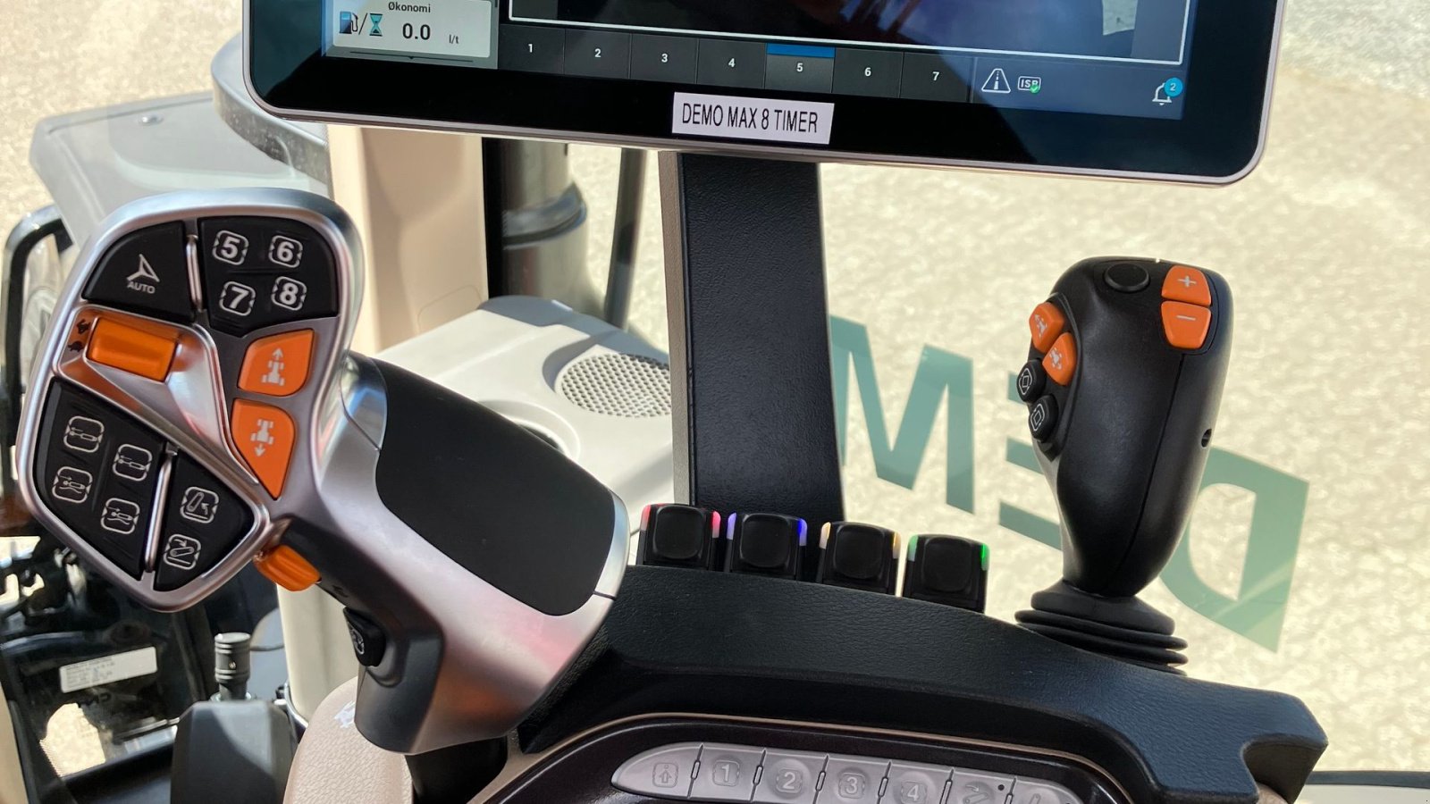 Traktor of the type Case IH OPTUM 340 CVX, Gebrauchtmaschine in Spøttrup (Picture 17)